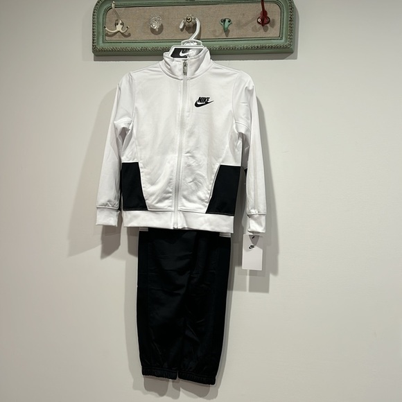 Nike two-piece set zip up joggers boys size 6 black and white new with tags - Picture 6 of 6